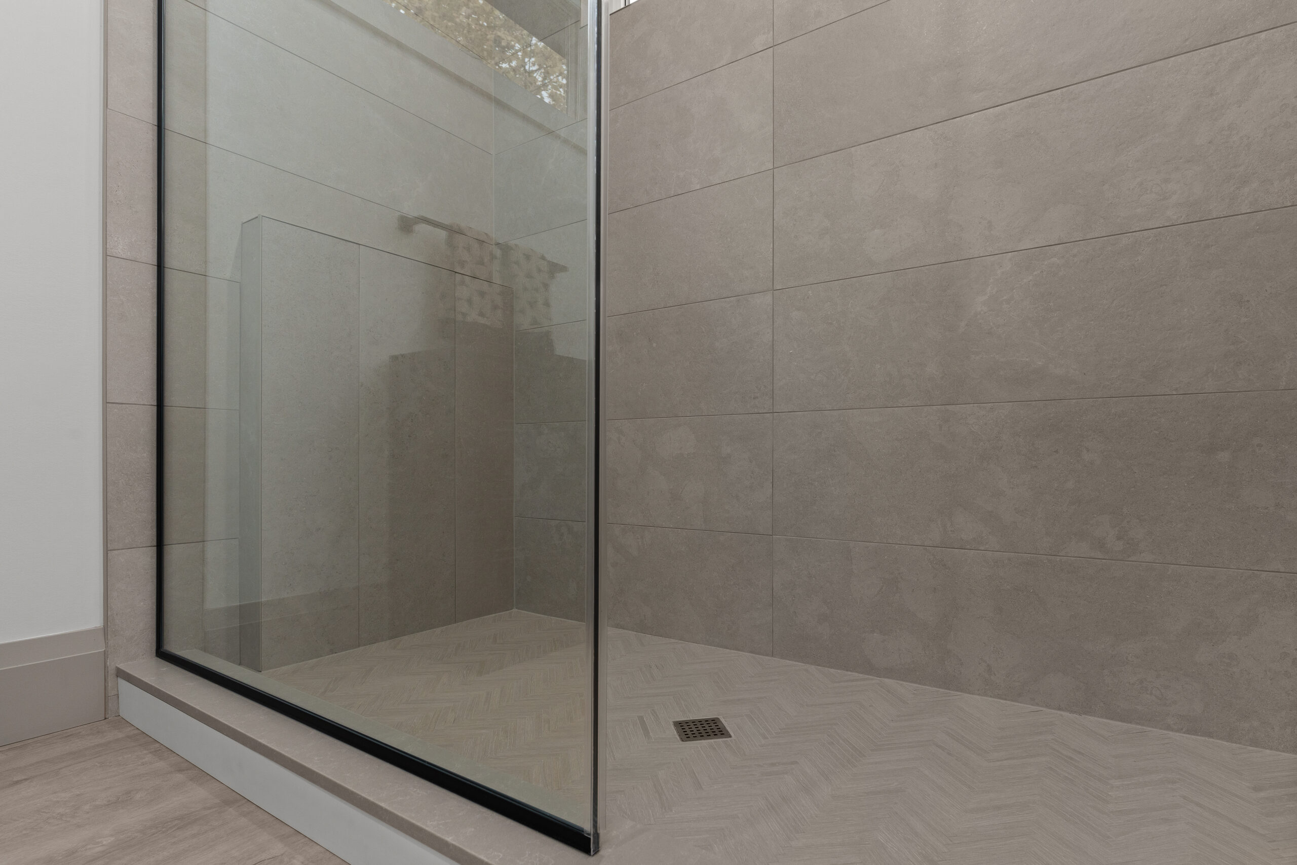 Bathroom design with walk-in glass shower